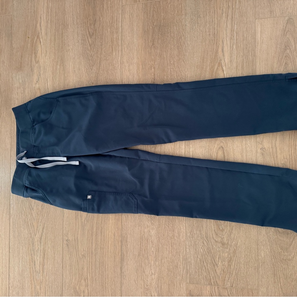 Figs Navy Blue women’s cargo scrub small/tall